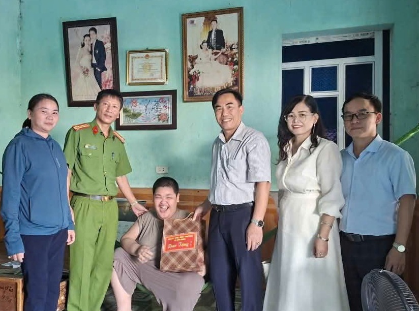 Ấm áp Trung thu với những phần quà nghĩa tình từ Công an xã Cẩm Giàng